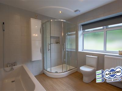 EN-SUITE BATHROOM